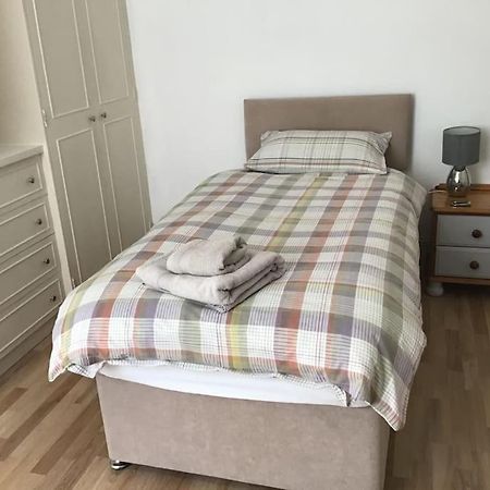 Spacious 2 Bedroom Flat In Heart Of بالاتر المظهر الخارجي الصورة